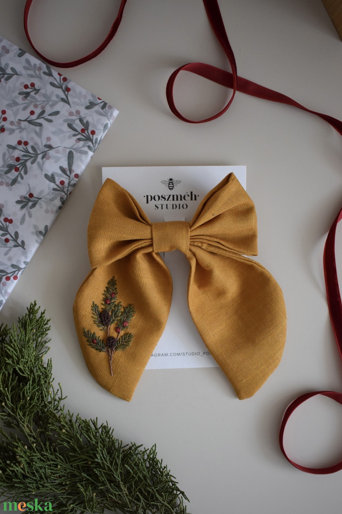 Kézzel hímzett karácsonyi masni lenvászonból - karácsony - karácsonyi ruházat - karácsonyi ruha kiegészítők - Meska.hu