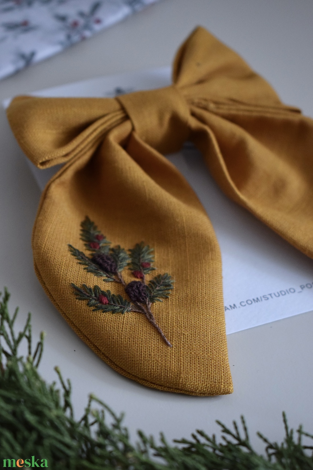 Kézzel hímzett karácsonyi masni lenvászonból - karácsony - karácsonyi ruházat - karácsonyi ruha kiegészítők - Meska.hu