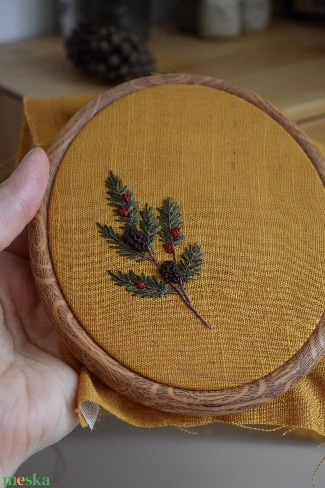 Kézzel hímzett karácsonyi masni lenvászonból - karácsony - karácsonyi ruházat - karácsonyi ruha kiegészítők - Meska.hu