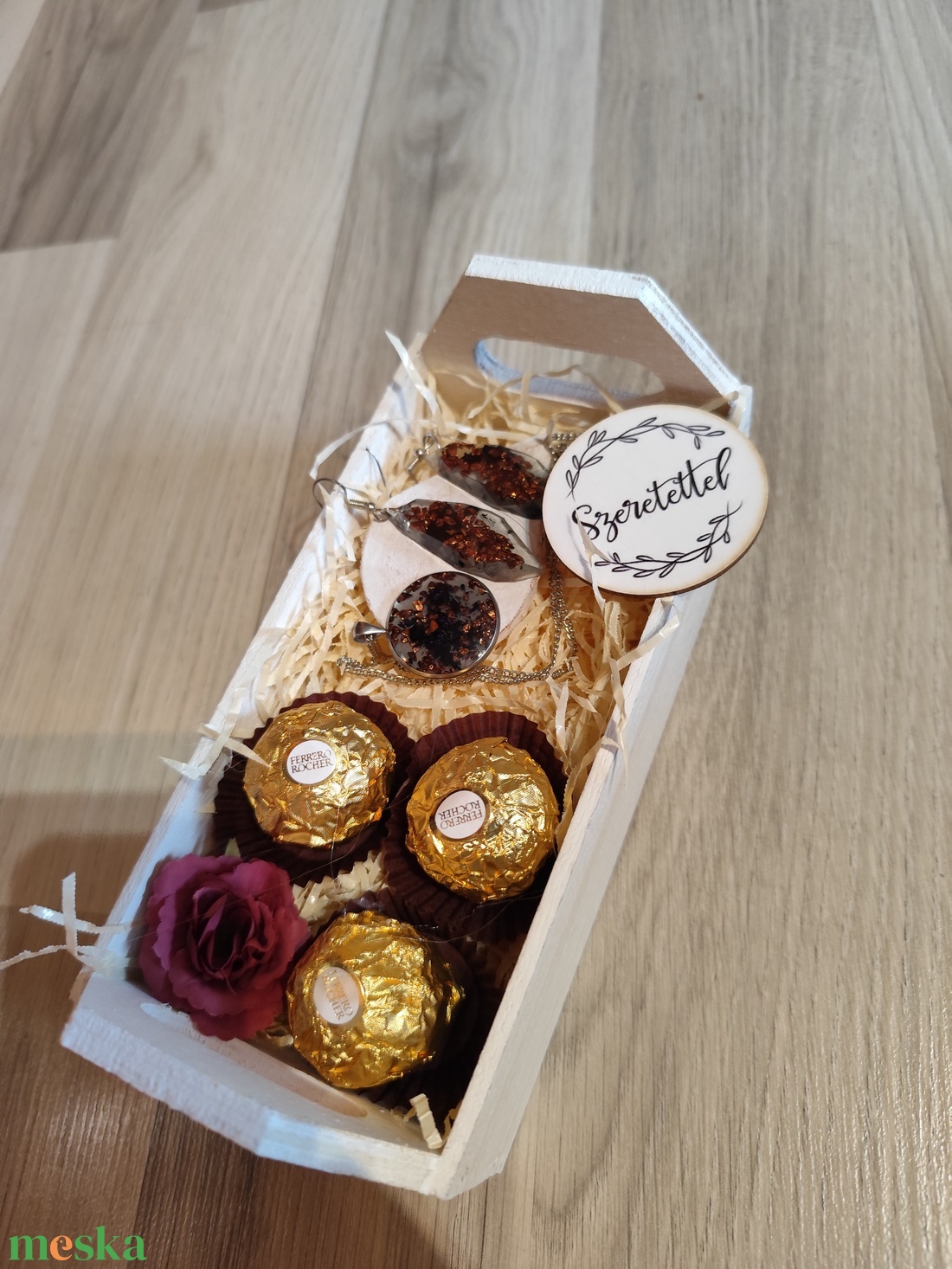 Csokis box ékszer szettel - ékszer - fülbevaló - lógó fülbevaló - Meska.hu Csokis box ékszer szettel - ékszer - fülbevaló - lógó fülbevaló - Meska.hu