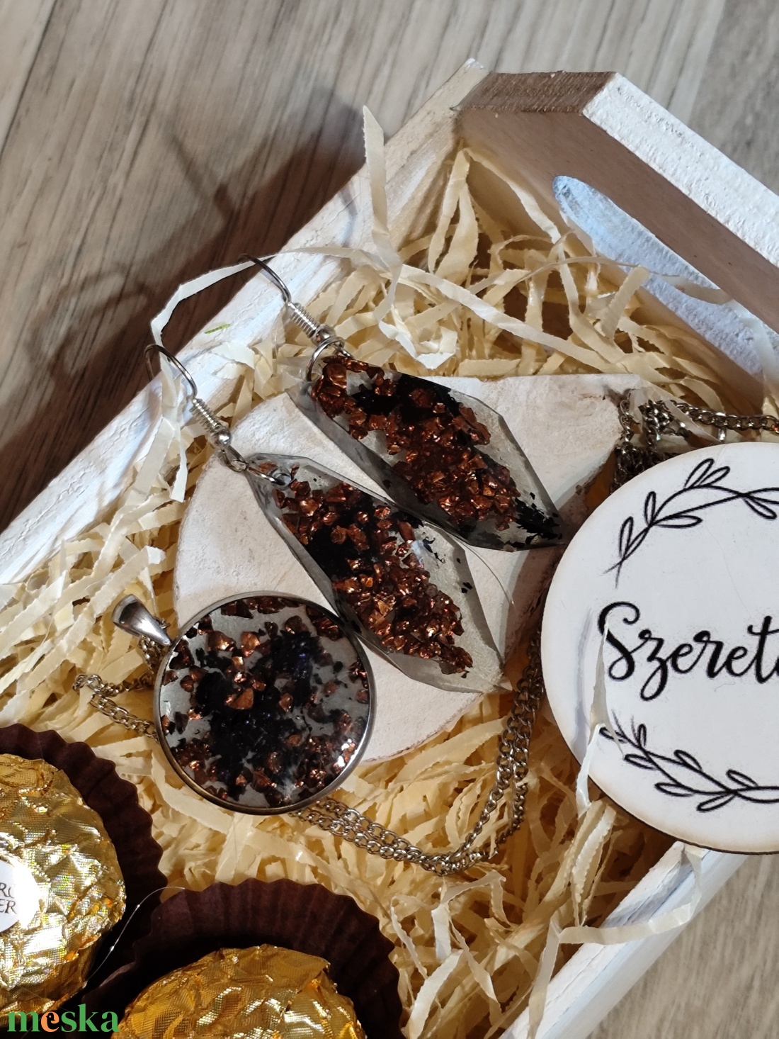 Csokis box ékszer szettel - ékszer - fülbevaló - lógó fülbevaló - Meska.hu Csokis box ékszer szettel - ékszer - fülbevaló - lógó fülbevaló - Meska.hu