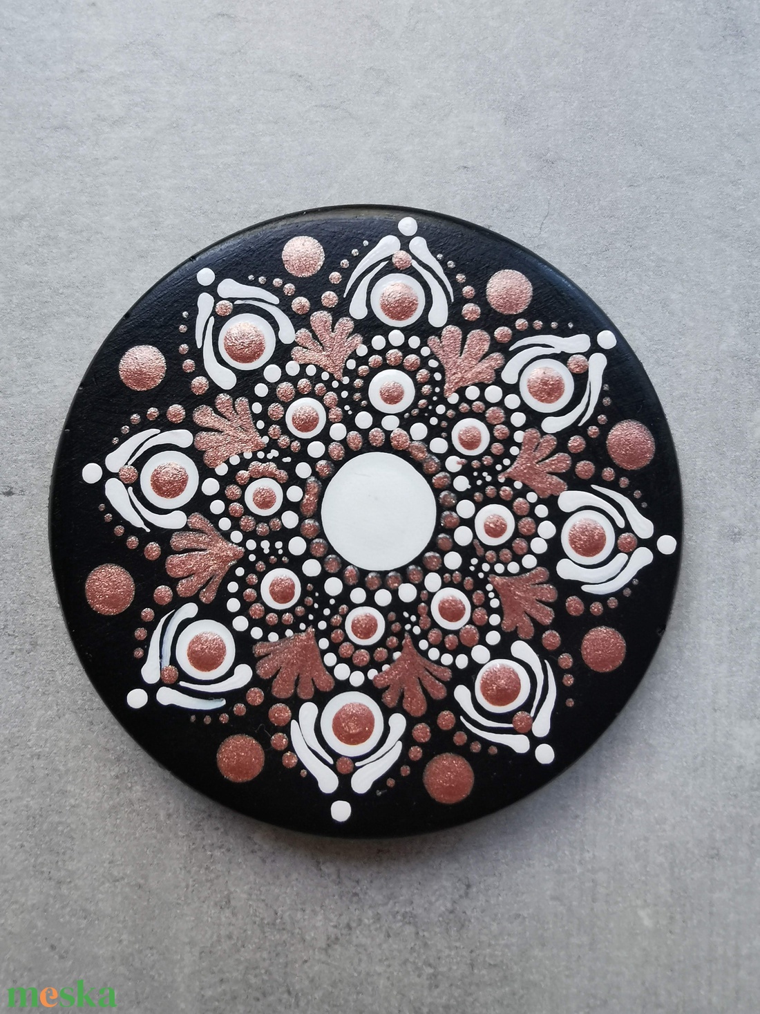 Gipszre festett mandala kő - Rose gold-fehér - otthon & életmód - dekoráció - spiritualitás - mandala - Meska.hu Gipszre festett mandala kő - Rose gold-fehér - otthon & életmód - dekoráció - spiritualitás - mandala - Meska.hu