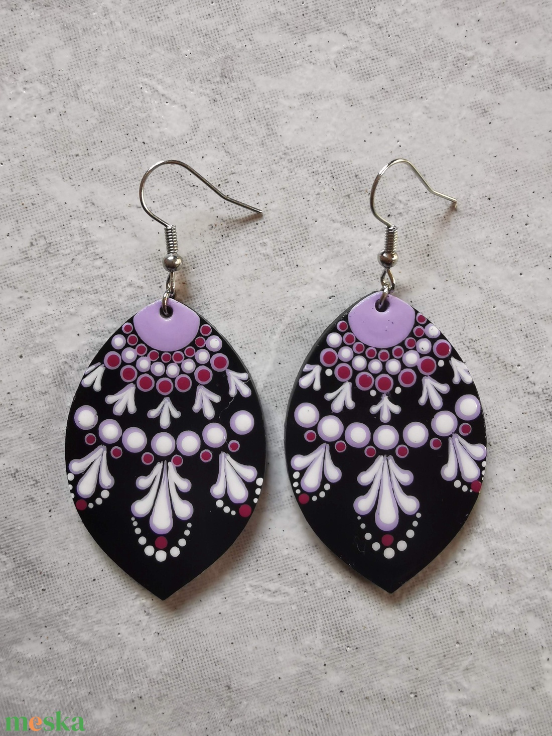 Fa alapra festett levél alakú fülbevaló - Lila-fehér - ékszer - fülbevaló - lógó fülbevaló - Meska.hu