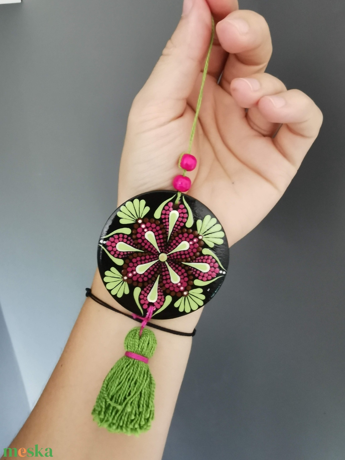 Fa korongra festett talizmán bojttal - Zöld-magenta - otthon & életmód - dekoráció - spiritualitás - mandala - Meska.hu Fa korongra festett talizmán bojttal - Zöld-magenta - otthon & életmód - dekoráció - spiritualitás - mandala - Meska.hu