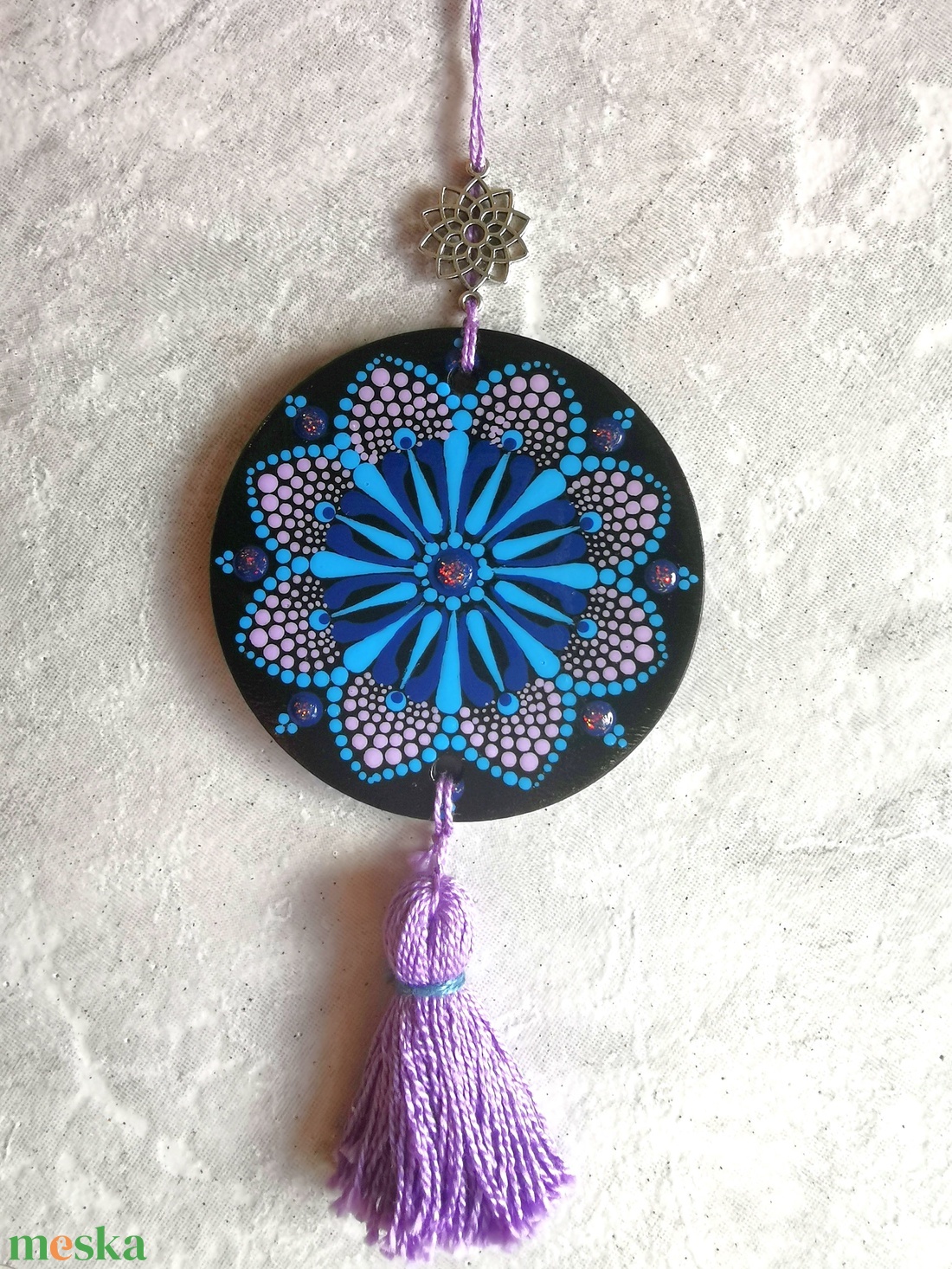 Fa korongra festett talizmán bojttal - Kék-lila - otthon & életmód - dekoráció - spiritualitás - mandala - Meska.hu Fa korongra festett talizmán bojttal - Kék-lila - otthon & életmód - dekoráció - spiritualitás - mandala - Meska.hu
