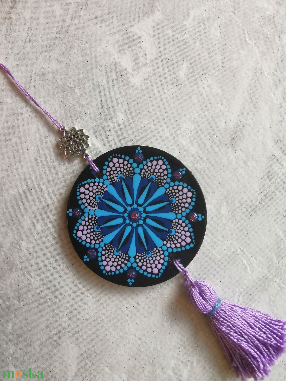 Fa korongra festett talizmán bojttal - Kék-lila - otthon & életmód - dekoráció - spiritualitás - mandala - Meska.hu Fa korongra festett talizmán bojttal - Kék-lila - otthon & életmód - dekoráció - spiritualitás - mandala - Meska.hu
