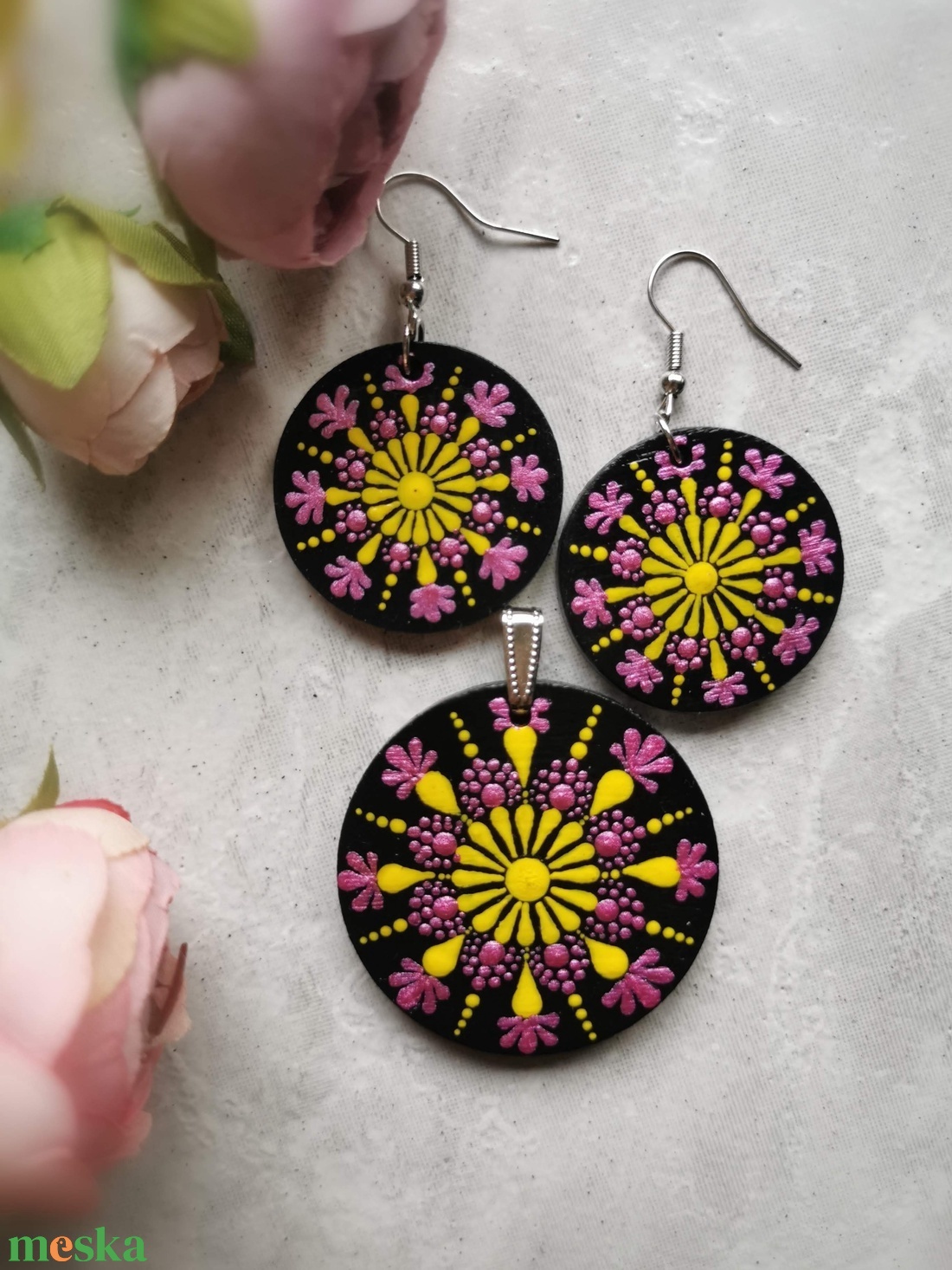 Többféle fa medál + fülbevaló szett - Türkiz/Lila/Sárga választható variációkban - ékszer - ékszerszett - Meska.hu