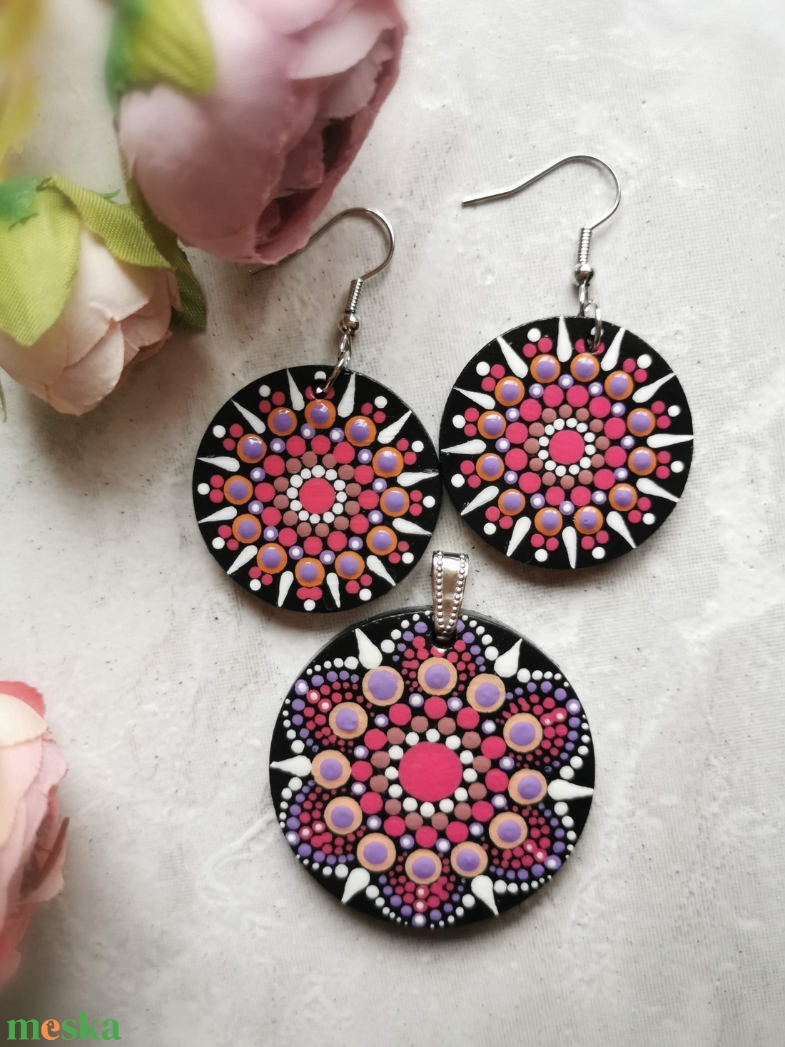 Többféle fa medál + fülbevaló szett - Lila/ Rózsaszín / Sárga választható variációkban - ékszer - ékszerszett - Meska.hu