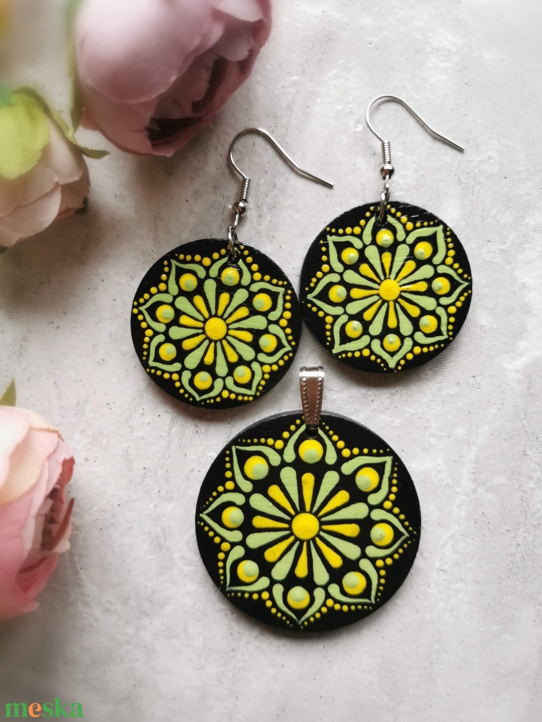 Többféle fa medál + fülbevaló szett - Lila/ Rózsaszín / Sárga választható variációkban - ékszer - ékszerszett - Meska.hu