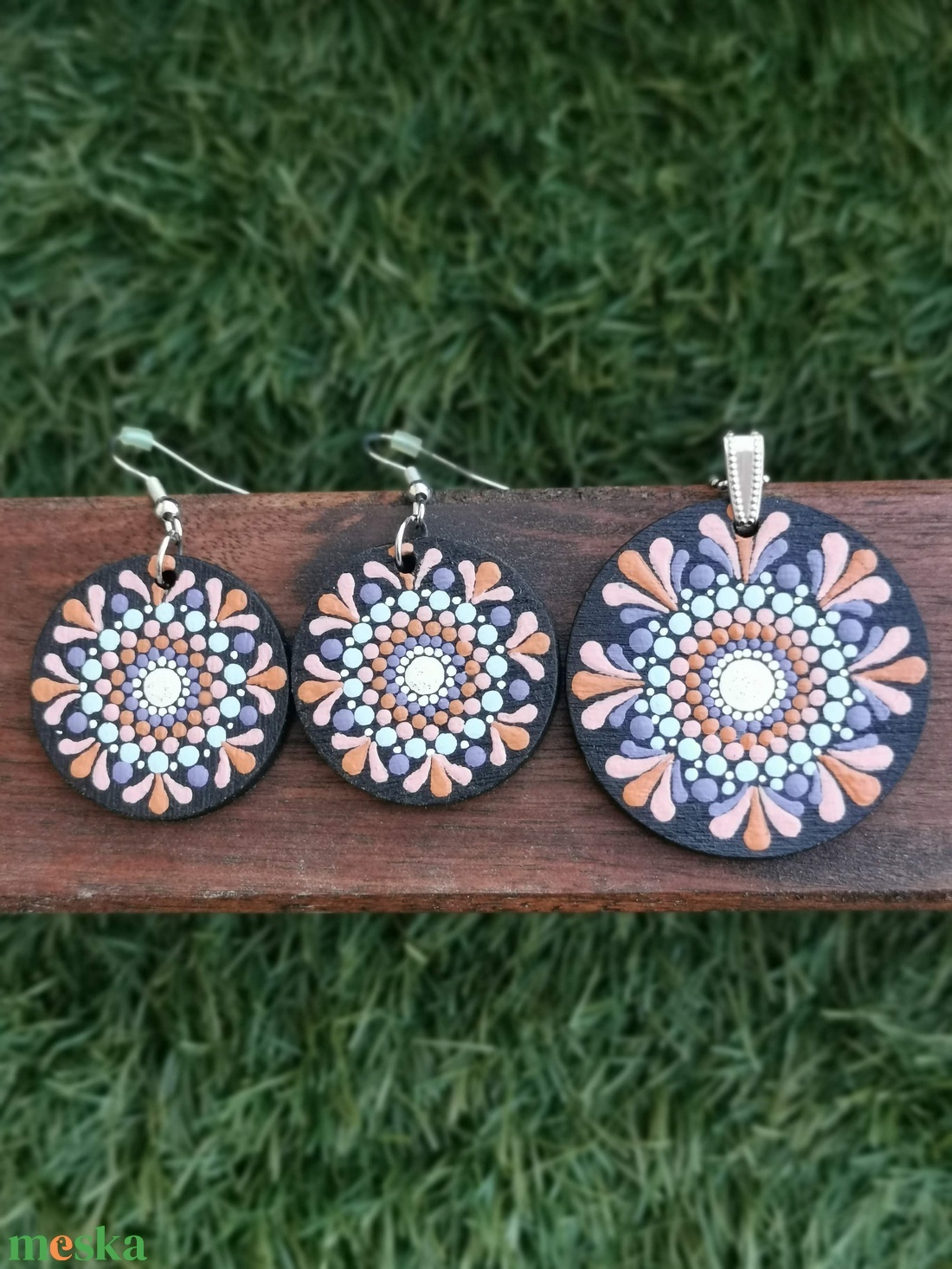 Többféle fa medál + fülbevaló szett - Kék-rózsaszín/ Arany-pink/ Narancs-lila választható variációkban - ékszer - ékszerszett - Meska.hu