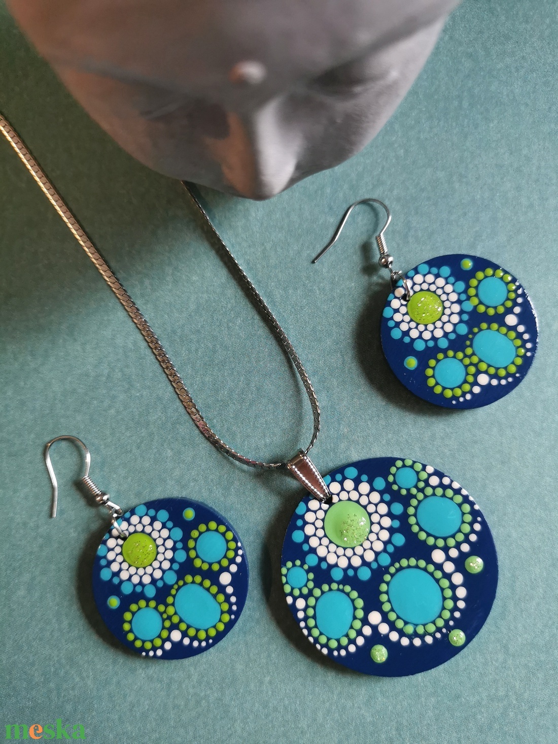 Többféle fa medál + fülbevaló szett - Kék/Virágmintás/Arany-menta választható variációkban - ékszer - ékszerszett - Meska.hu