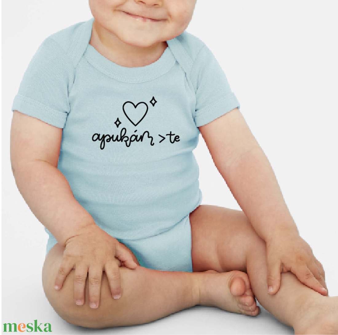 apukám>te gyermek body - ruha & divat - női ruha - póló, felső - Meska.hu apukám>te gyermek body - ruha & divat - női ruha - póló, felső - Meska.hu
