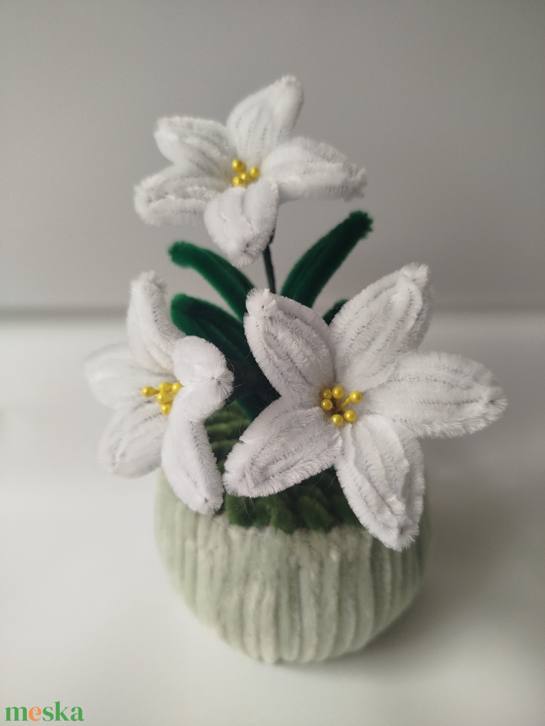 Kézzel készült fehér liliom kaspó � örök virág, elegáns ajándék - otthon & életmód - virágdekoráció - virágdíszek - virágdísz kaspóban - Meska.hu