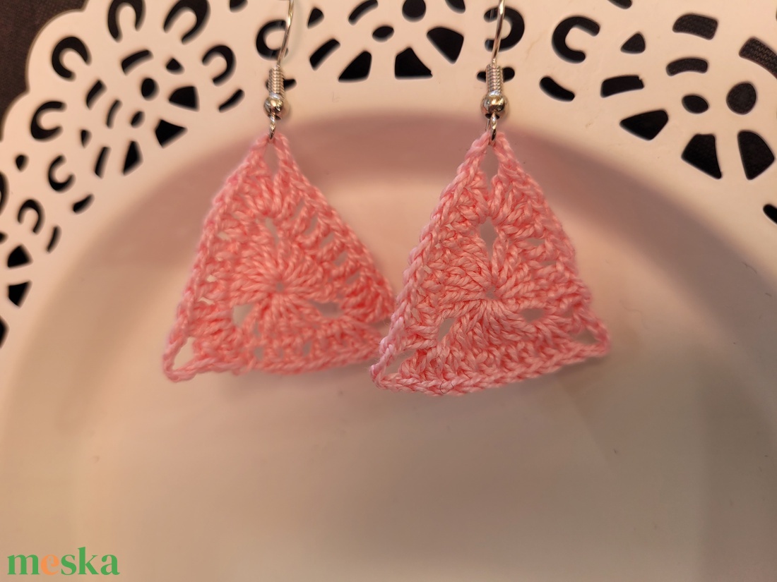 Kis háromszög lógós fülbevaló - ékszer - fülbevaló - lógó fülbevaló - Meska.hu