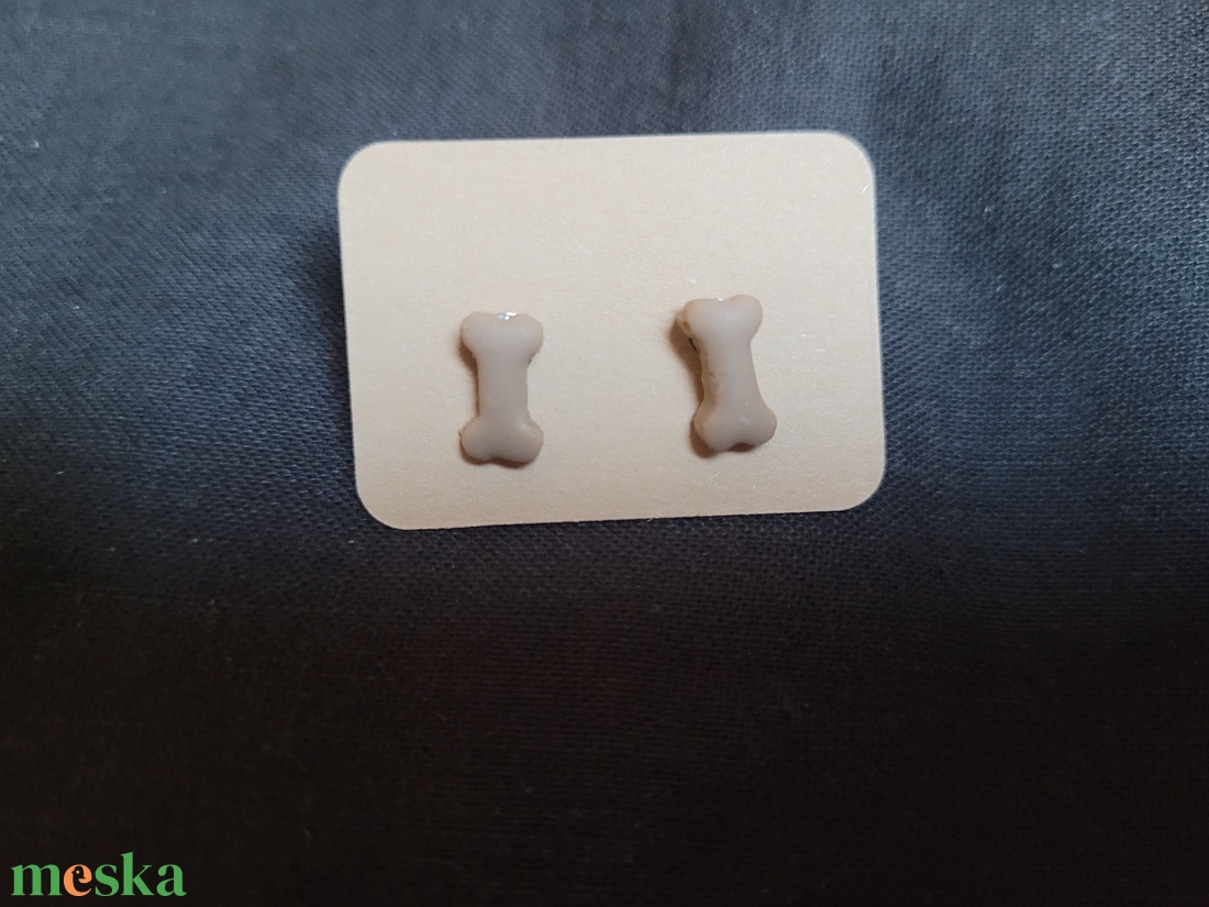 Pici csont fülbevaló - ékszer - fülbevaló - pötty fülbevaló - Meska.hu