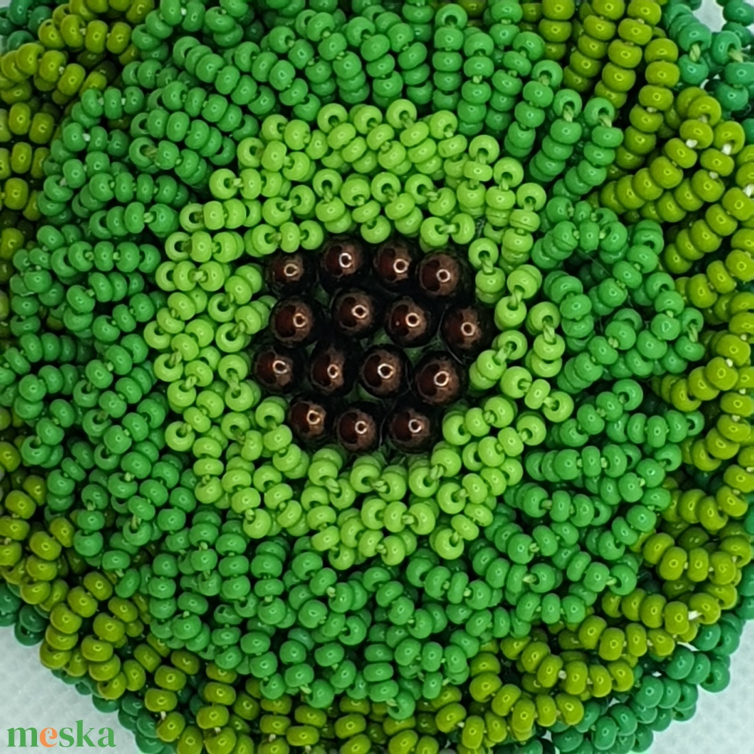 Gyöngyhorgolt bross  - ékszer - kitűző és bross - Meska.hu