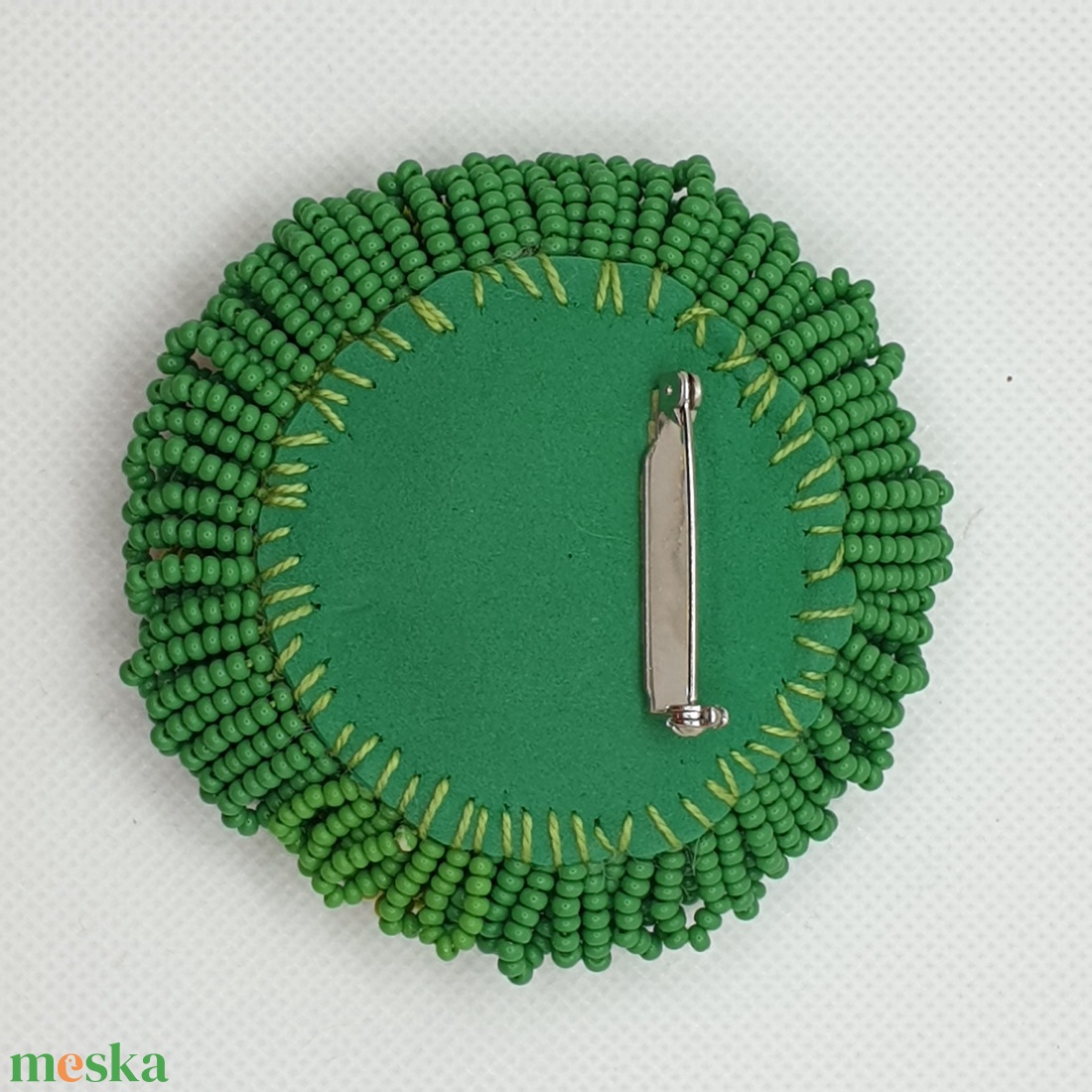 Gyöngyhorgolt bross  - ékszer - kitűző és bross - Meska.hu