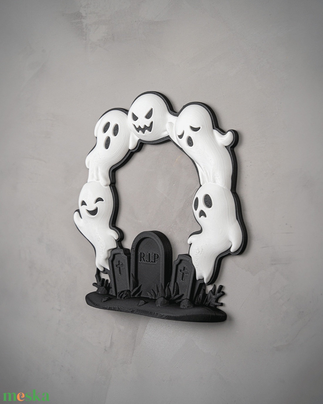 Halloween ajtódísz, szellem koszorú sírkővel � ajtókopogtató és fali dekoráció, 19 x 19 cm - otthon & életmód - dekoráció - halloween - halloweeni ajtódíszek és ablakdíszek - Meska.hu