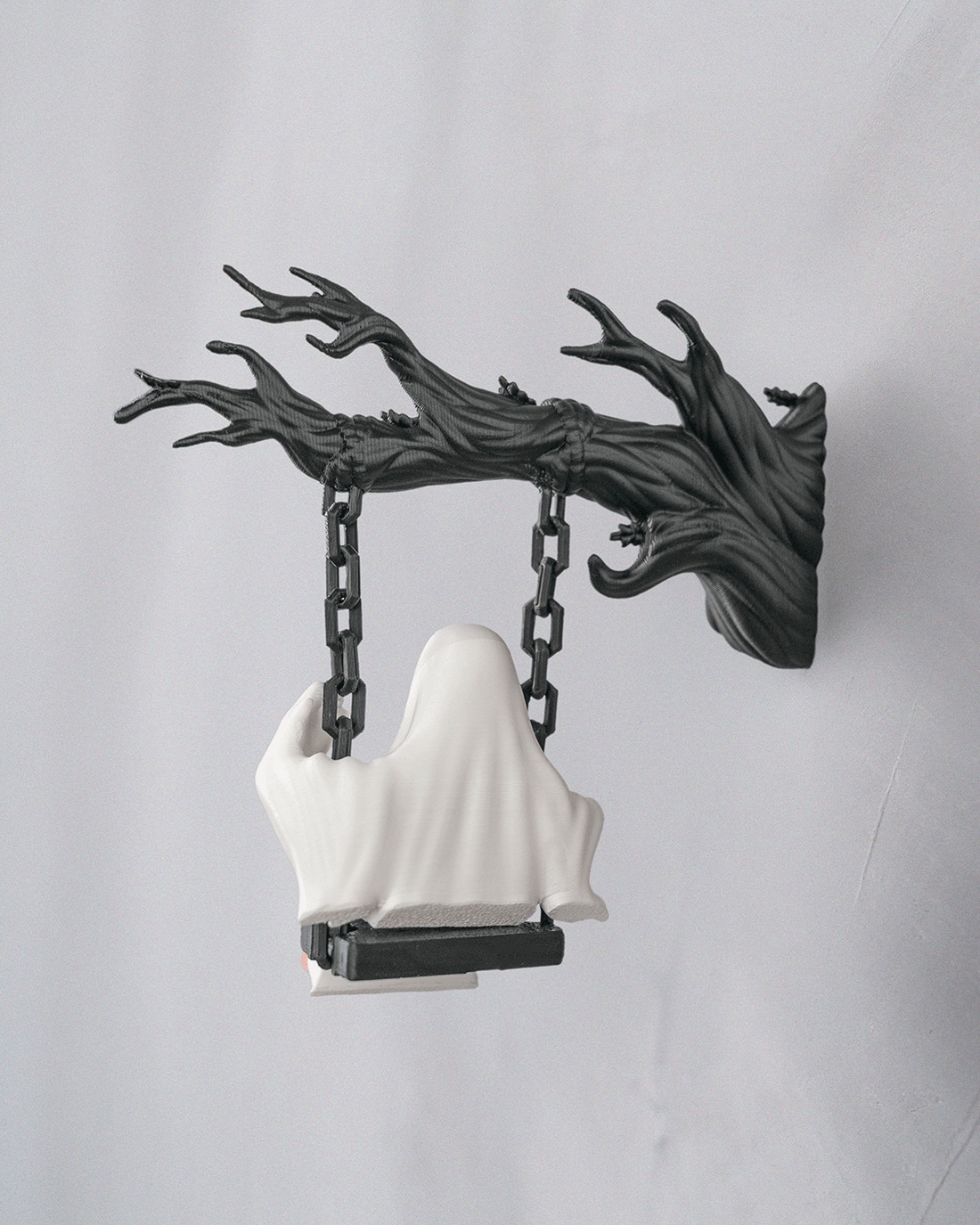 Halloween fali dekoráció, hintázó szellem faágon � falidísz figura, 11 x 11 x 7 cm - otthon & életmód - dekoráció - halloween - halloweeni figurák - Meska.hu