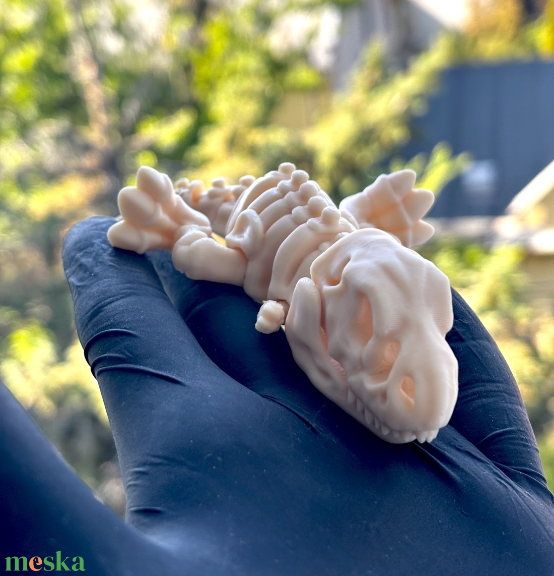 Flexi T-Rex dinoszaurusz figura - Mozgatható gerincű 3D nyomtatott T-Rex csontváz, fidget játék és asztali dísz, 12 cm - otthon & életmód - dekoráció - dekoratív figurák és szobrok - Meska.hu