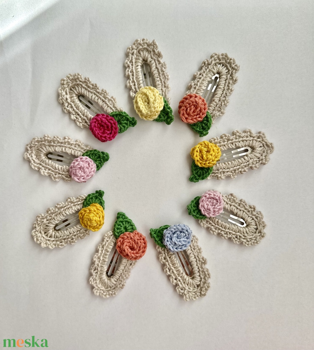 Horgolt virágos hajcsat - ruha & divat - hajdísz & hajcsat - hajcsat & hajtű - Meska.hu