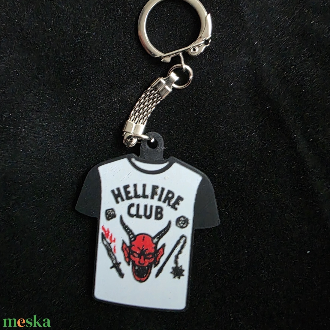 Stranger Things Hellfire-póló kulcstartó - táska & tok - kulcstartó & táskadísz - kulcstartó - Meska.hu