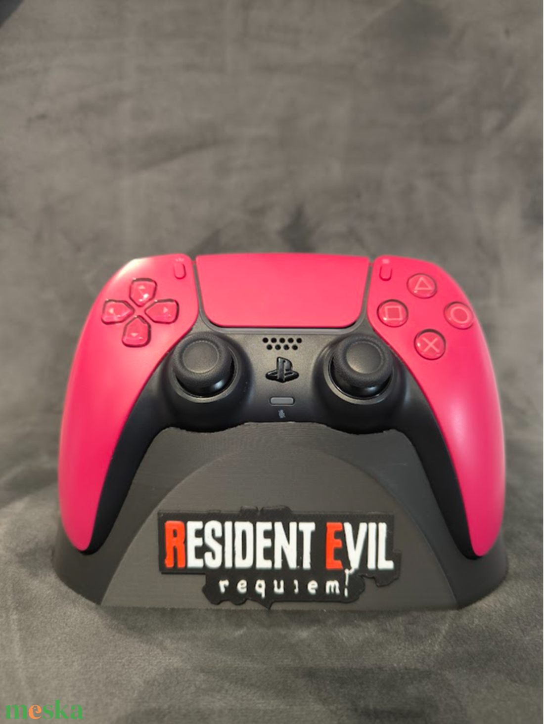 3D Nyomtatott Resident Evil: Requiem Kontrollertartó Állvány - otthon & életmód - tárolás & rendszerezés - kontroller tartók - Meska.hu