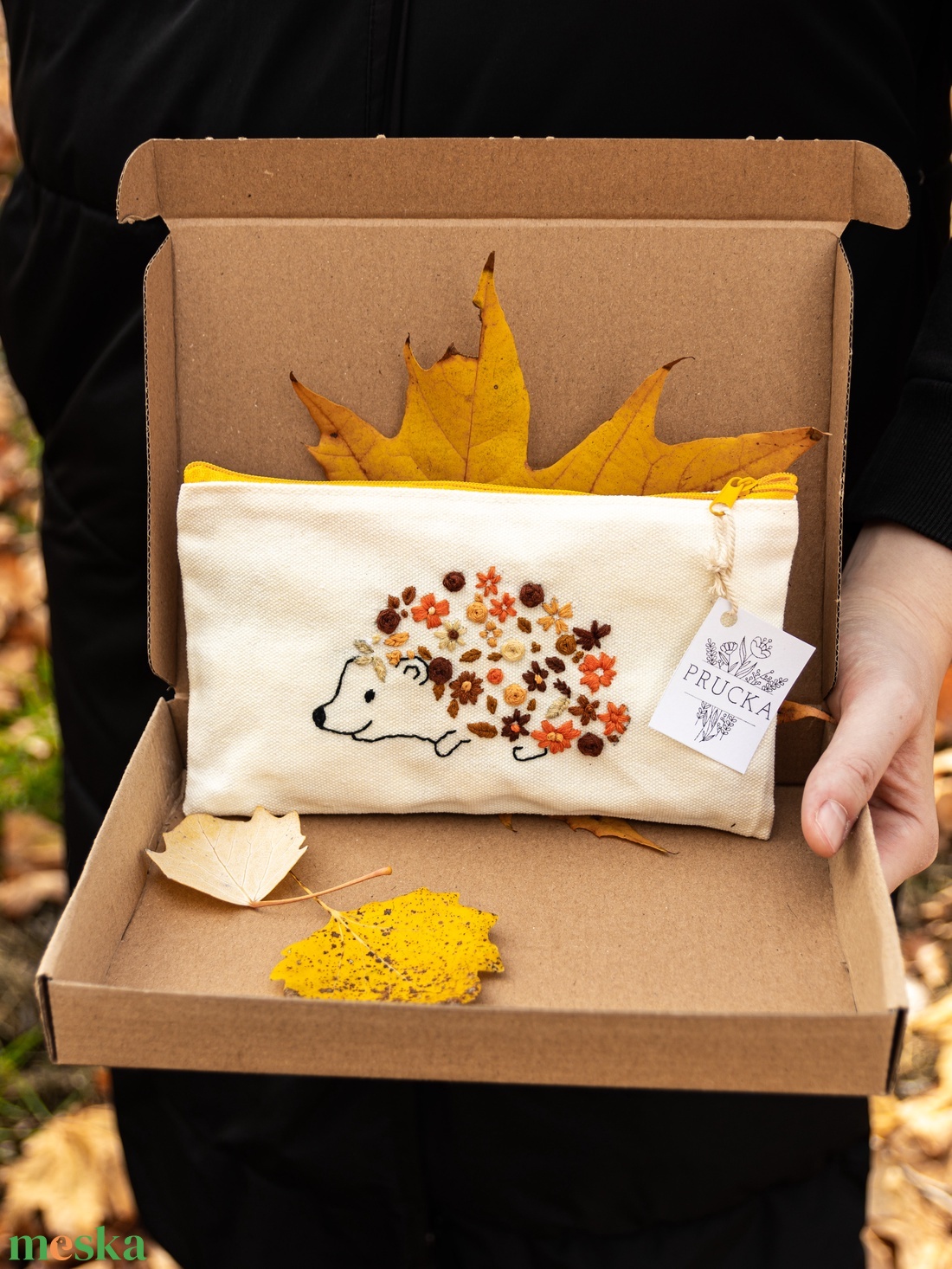 süni mintás kézzel hímzett neszeszer / PRUCKA - otthon & életmód - papír, írószer - tolltartó & ceruzatekercs - Meska.hu