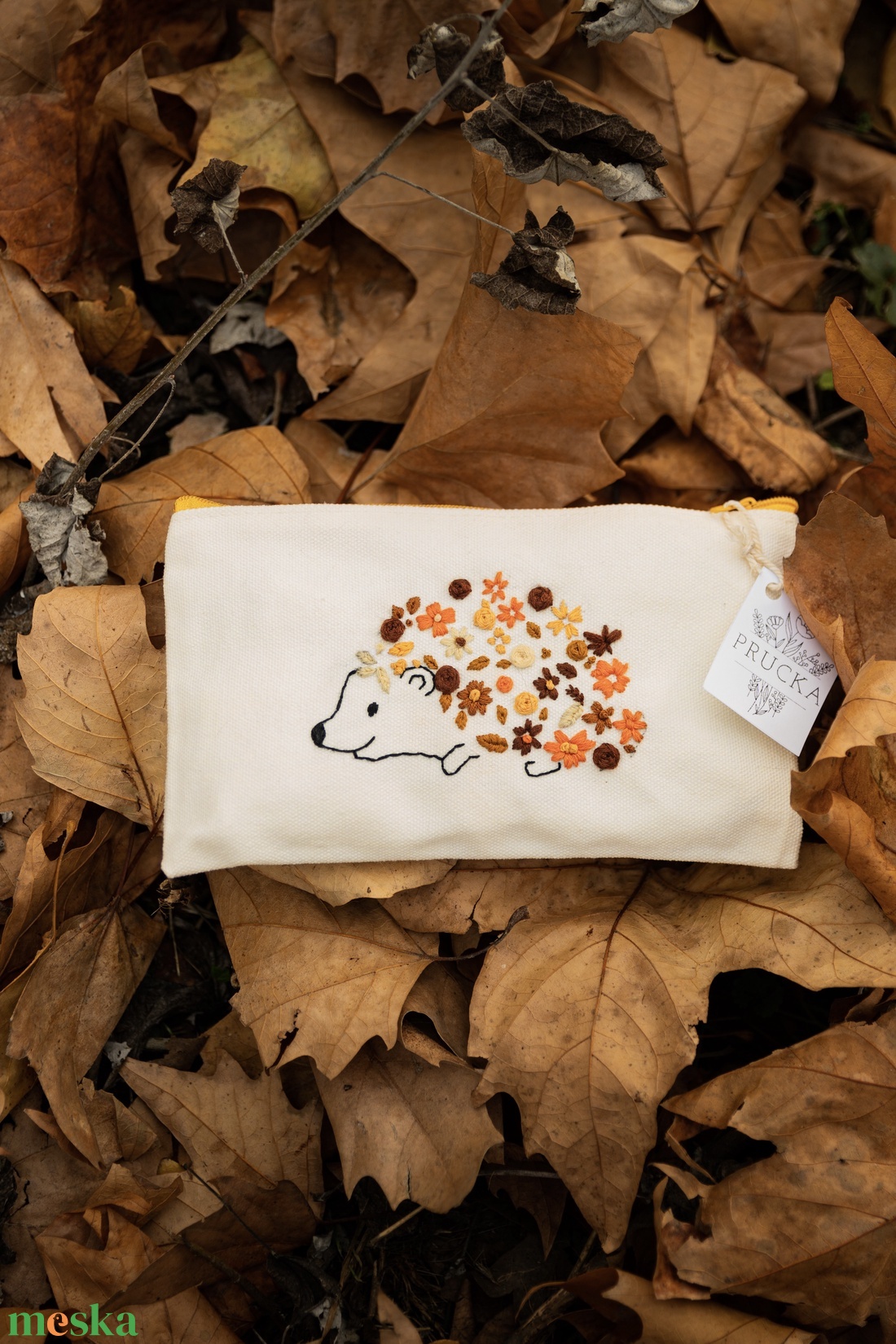 süni mintás kézzel hímzett neszeszer / PRUCKA - otthon & életmód - papír, írószer - tolltartó & ceruzatekercs - Meska.hu