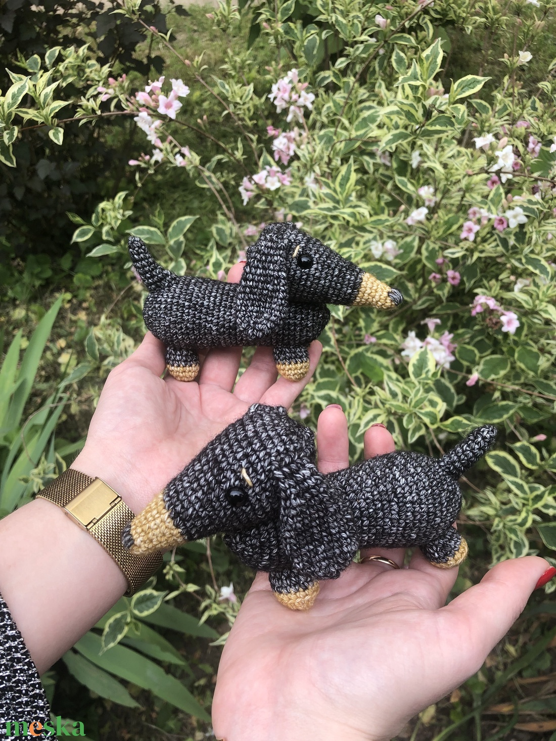 Horgolt tacskó - játék & sport - plüssállat & játékfigura - kutya - Meska.hu