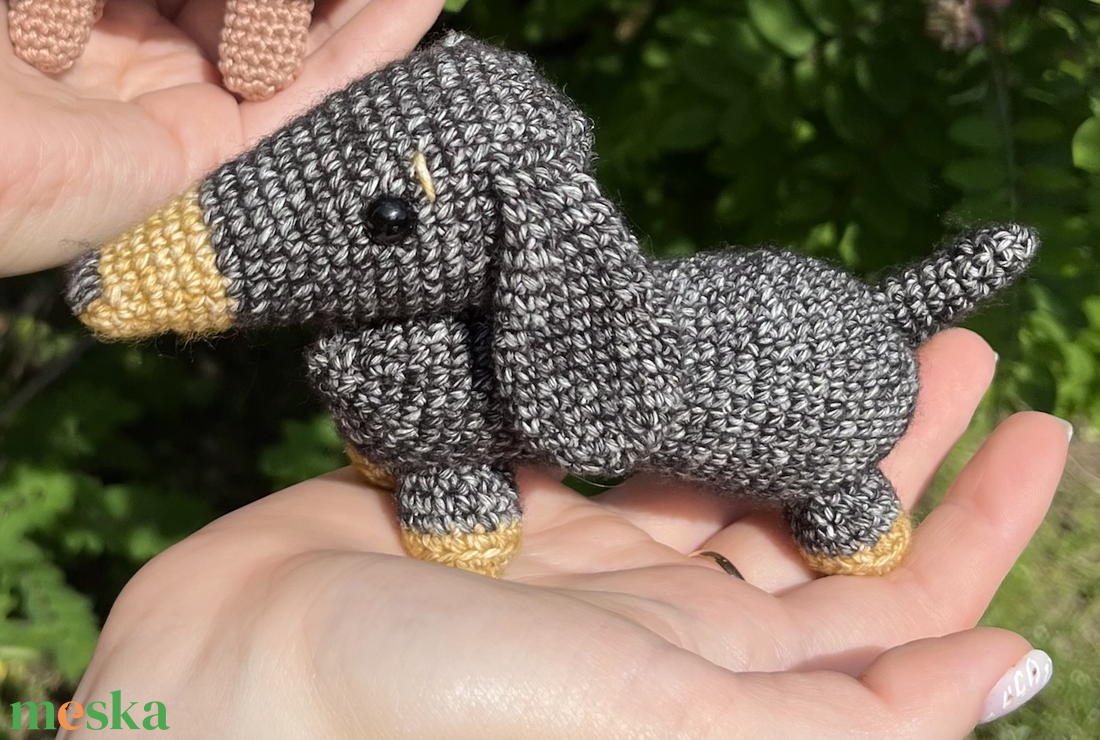 Horgolt tacskó - játék & sport - plüssállat & játékfigura - kutya - Meska.hu