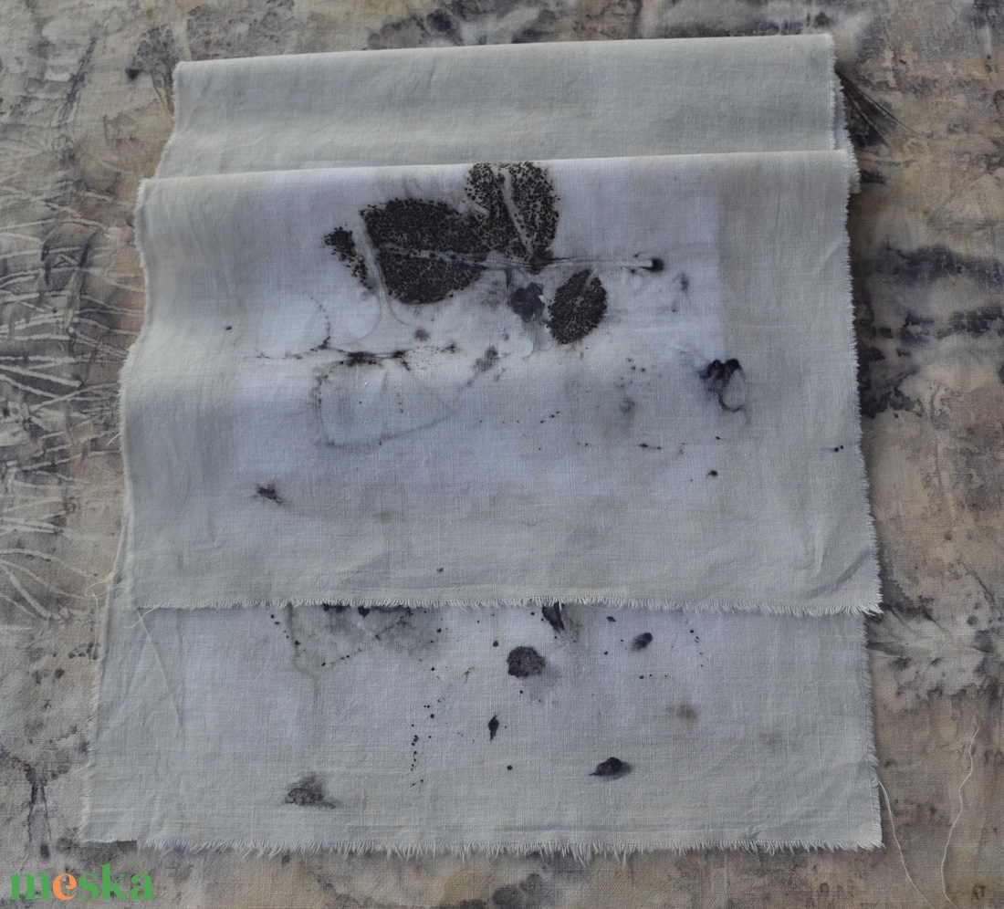 Eco print technikával készült lenvászon - otthon & életmód - konyhafelszerelés, tálalás - tálalás - terítő - Meska.hu Eco print technikával készült lenvászon - otthon & életmód - konyhafelszerelés, tálalás - tálalás - terítő - Meska.hu
