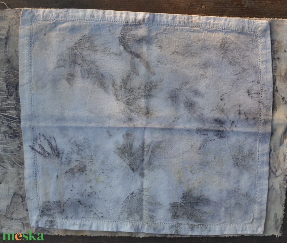 Eco print technikával készült damaszt asztalközép - otthon & életmód - konyhafelszerelés, tálalás - tálalás - terítő - Meska.hu Eco print technikával készült damaszt asztalközép - otthon & életmód - konyhafelszerelés, tálalás - tálalás - terítő - Meska.hu