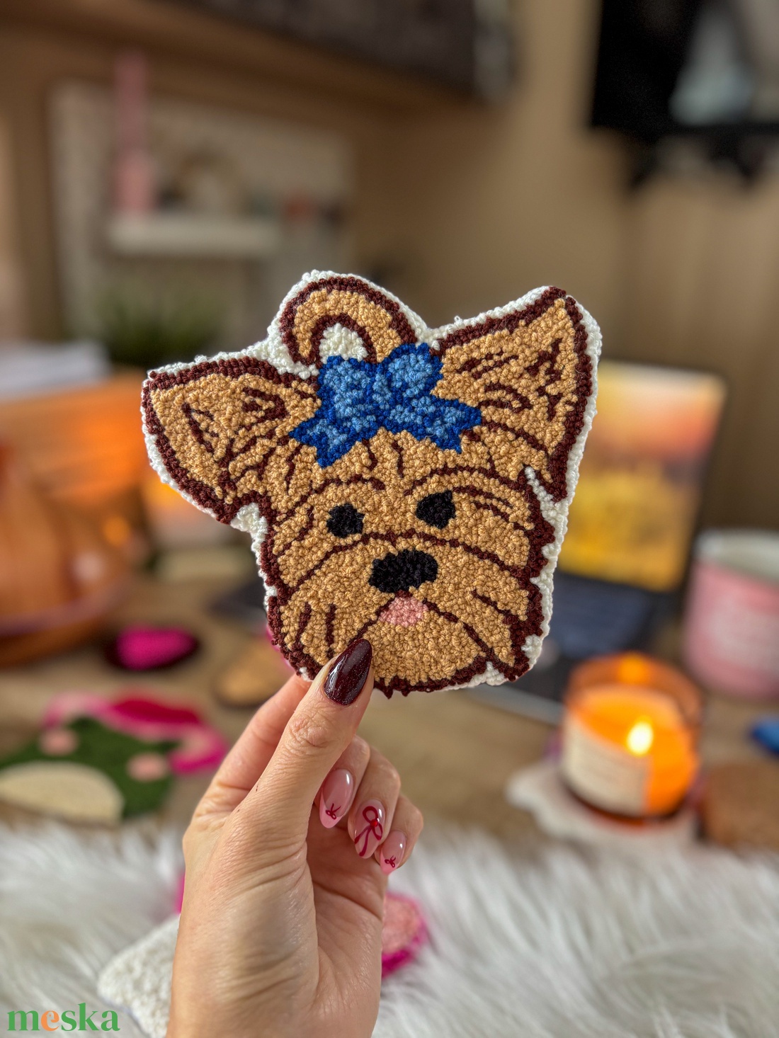 hímzett poháralátét, yorkie kutyafej kék masnival - otthon & életmód - konyhafelszerelés, tálalás - tálalás - tányér- és poháralátét - Meska.hu