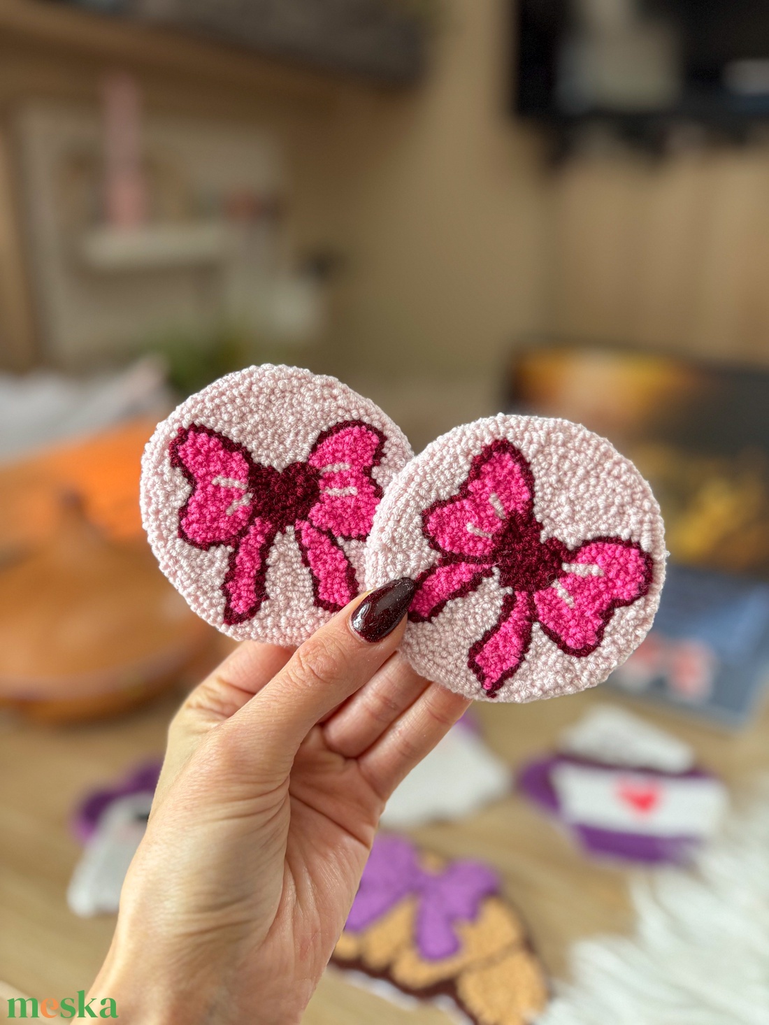 Hímzett autós poháralátét, szíves masni  - otthon & életmód - autó - autós matrica - Meska.hu