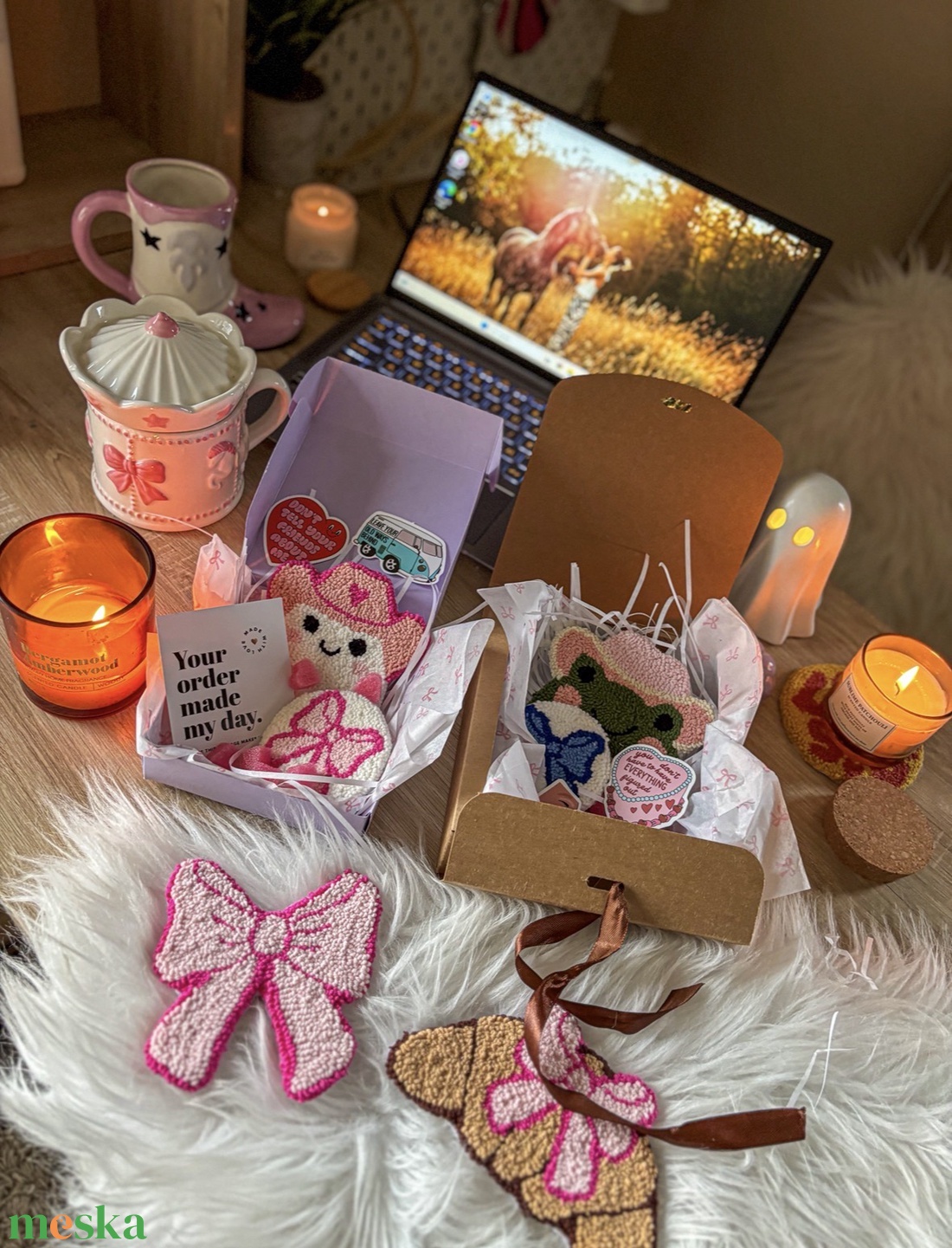 hímzett poháralátét, rózsaszín szellem cowboy kalapban - otthon & életmód - dekoráció - asztal és polc dekoráció - asztaldísz - Meska.hu