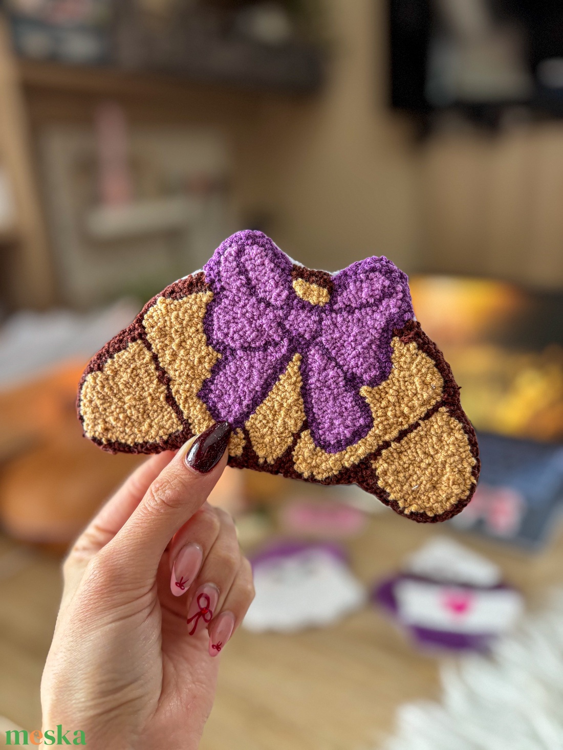 Hímzett poháralátét, lila croissant - otthon & életmód - dekoráció - asztal és polc dekoráció - asztaldísz - Meska.hu