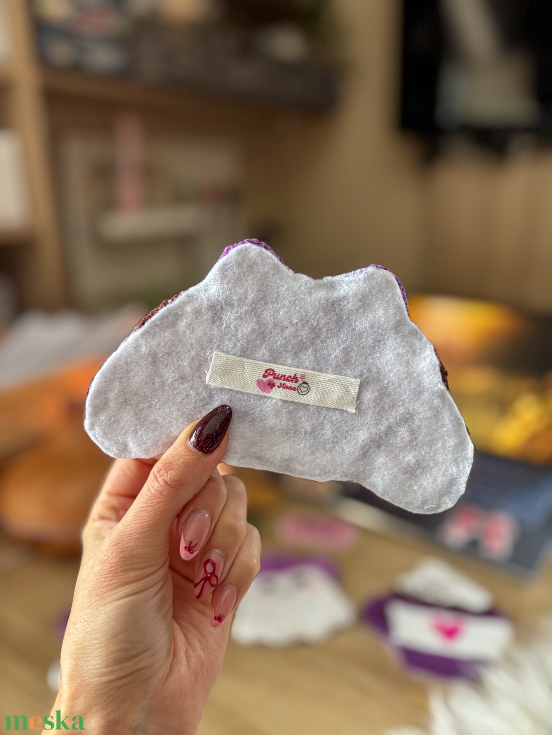 Hímzett poháralátét, lila croissant - otthon & életmód - dekoráció - asztal és polc dekoráció - asztaldísz - Meska.hu