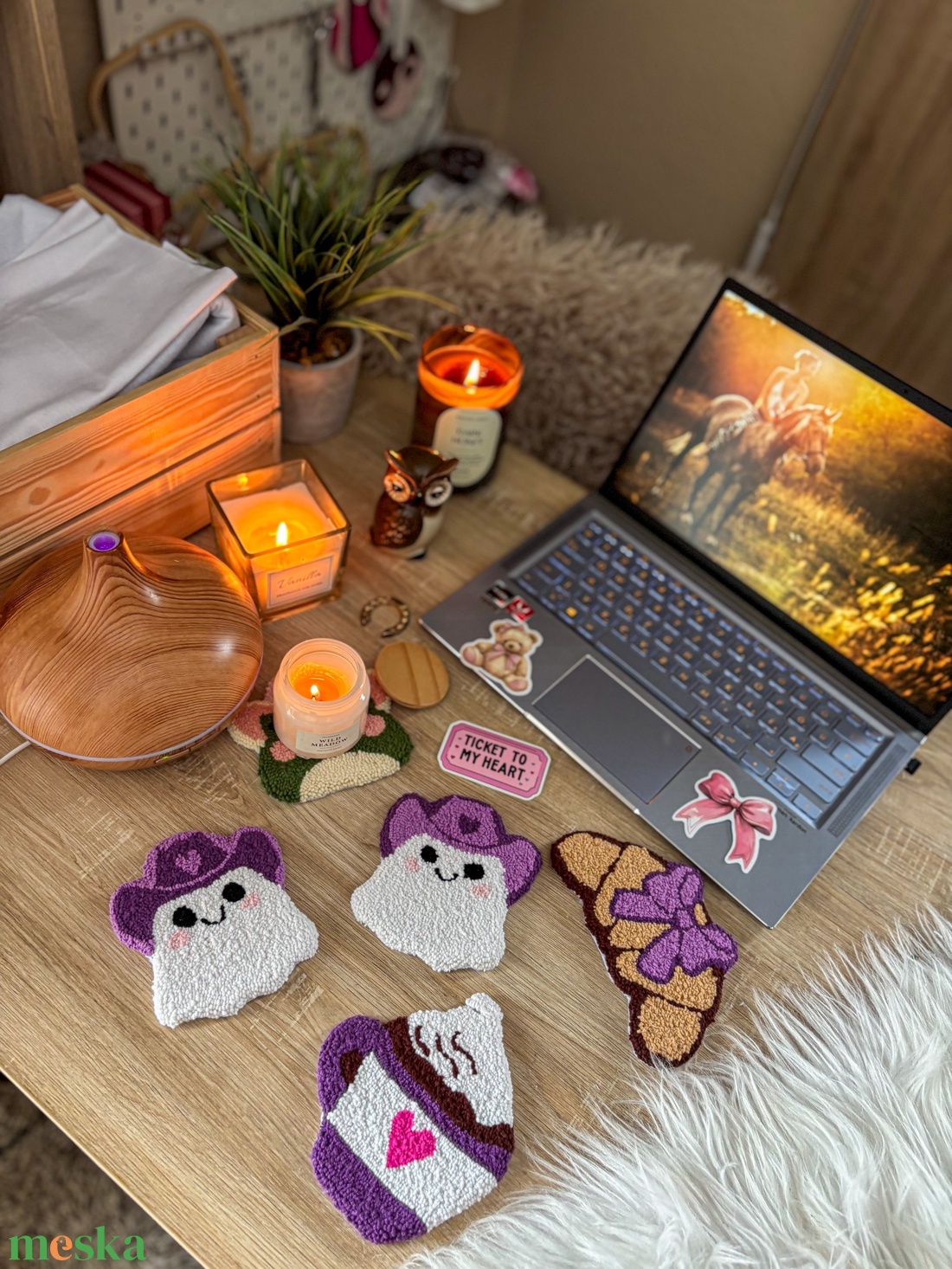 Hímzett poháralátét, lila croissant - otthon & életmód - dekoráció - asztal és polc dekoráció - asztaldísz - Meska.hu