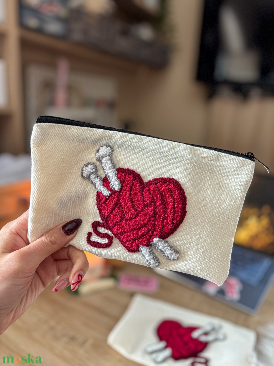 Hímzett tolltartó, horgolt szív minta - otthon & életmód - dekoráció - dísztárgy - Meska.hu