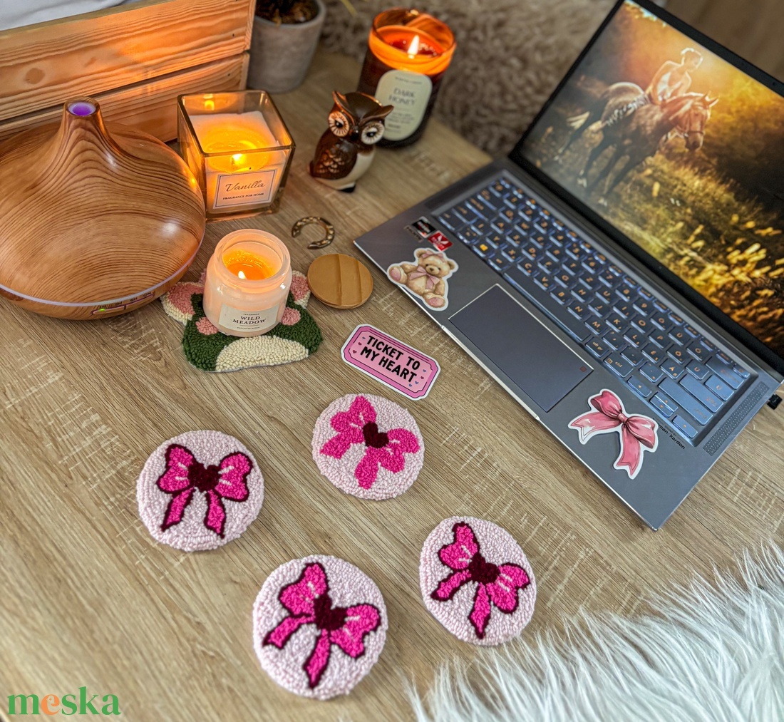 Hímzett autós poháralátét, szív masni minta  - otthon & életmód - autó - autós matrica - Meska.hu