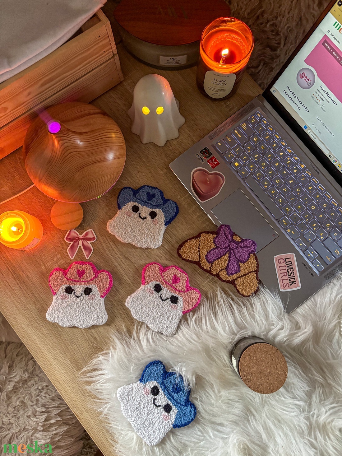 hímzett poháralátét, rózsaszín szellem cowboy kalapban - otthon & életmód - dekoráció - asztal és polc dekoráció - asztaldísz - Meska.hu