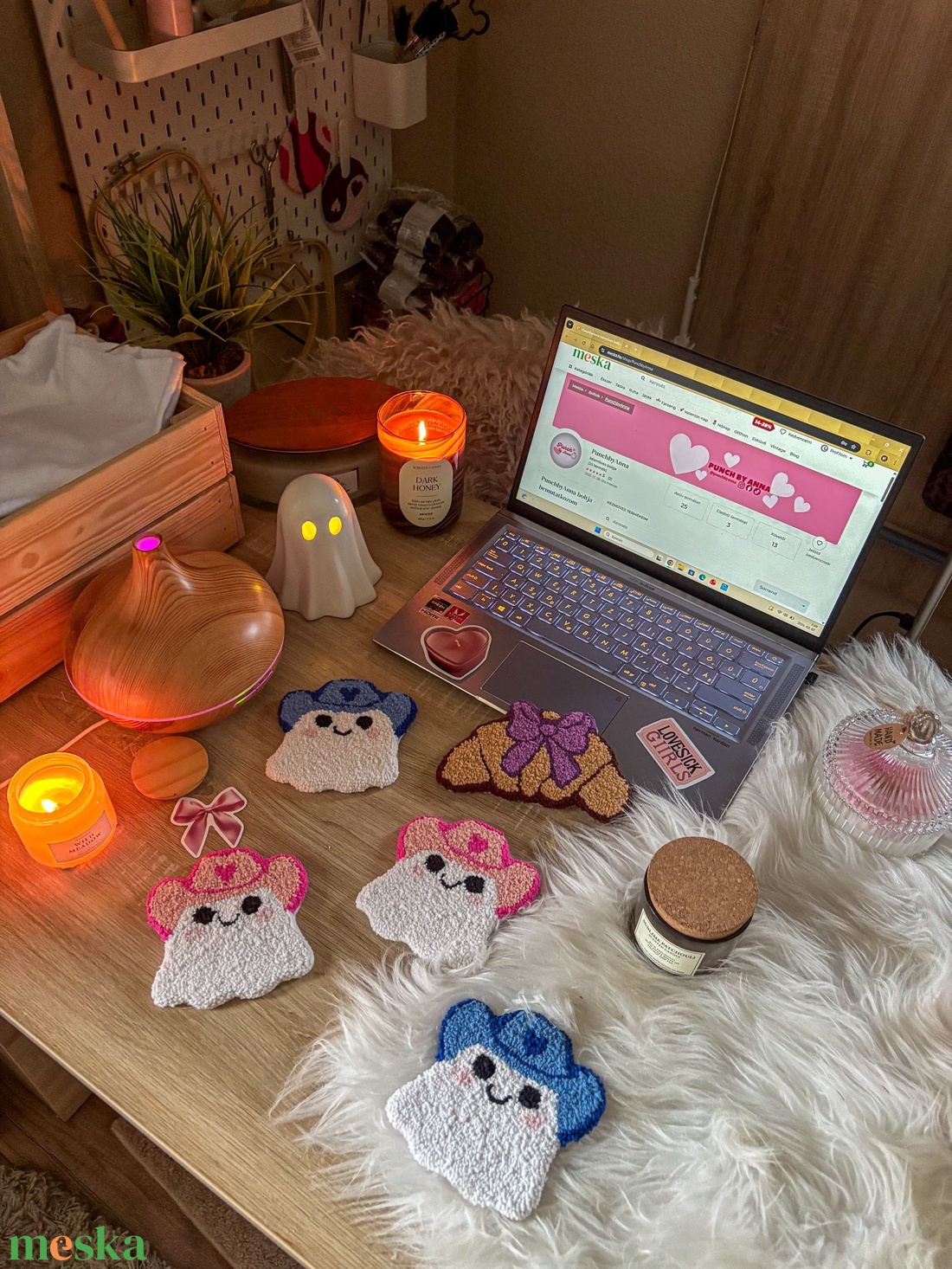 hímzett poháralátét, rózsaszín szellem cowboy kalapban - otthon & életmód - dekoráció - asztal és polc dekoráció - asztaldísz - Meska.hu