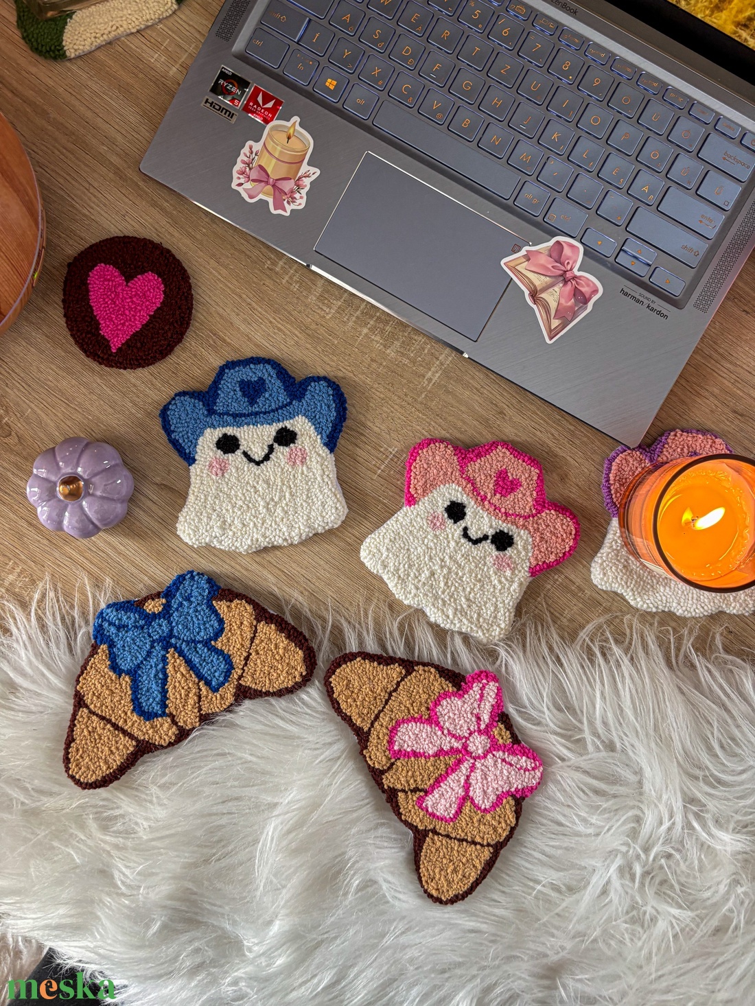 Hímzett poháralátét, lila croissant - otthon & életmód - dekoráció - asztal és polc dekoráció - asztaldísz - Meska.hu