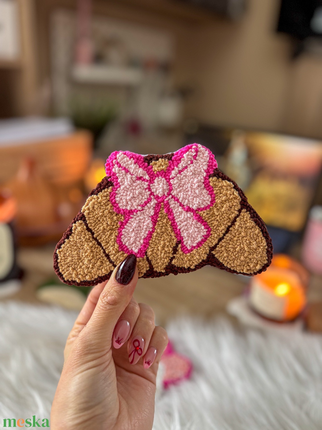 Hímzett poháralátét, rózsaszín croissant - otthon & életmód - dekoráció - asztal és polc dekoráció - asztaldísz - Meska.hu