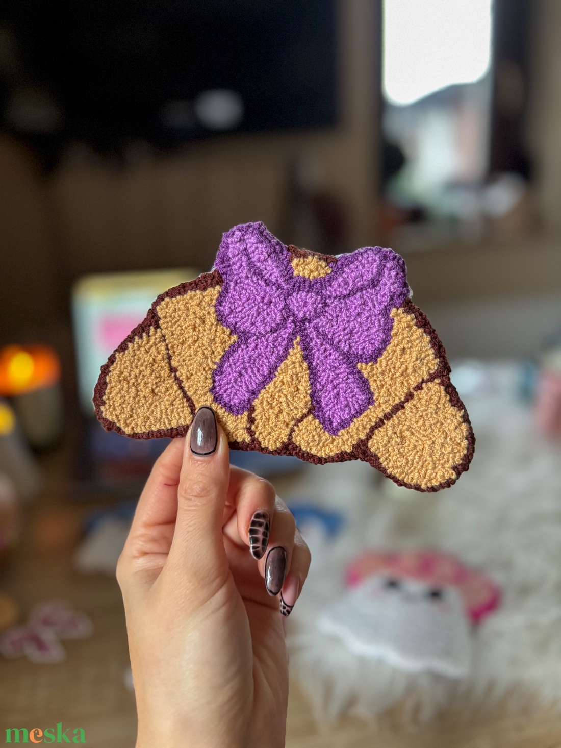 Hímzett poháralátét, lila croissant - otthon & életmód - dekoráció - asztal és polc dekoráció - asztaldísz - Meska.hu