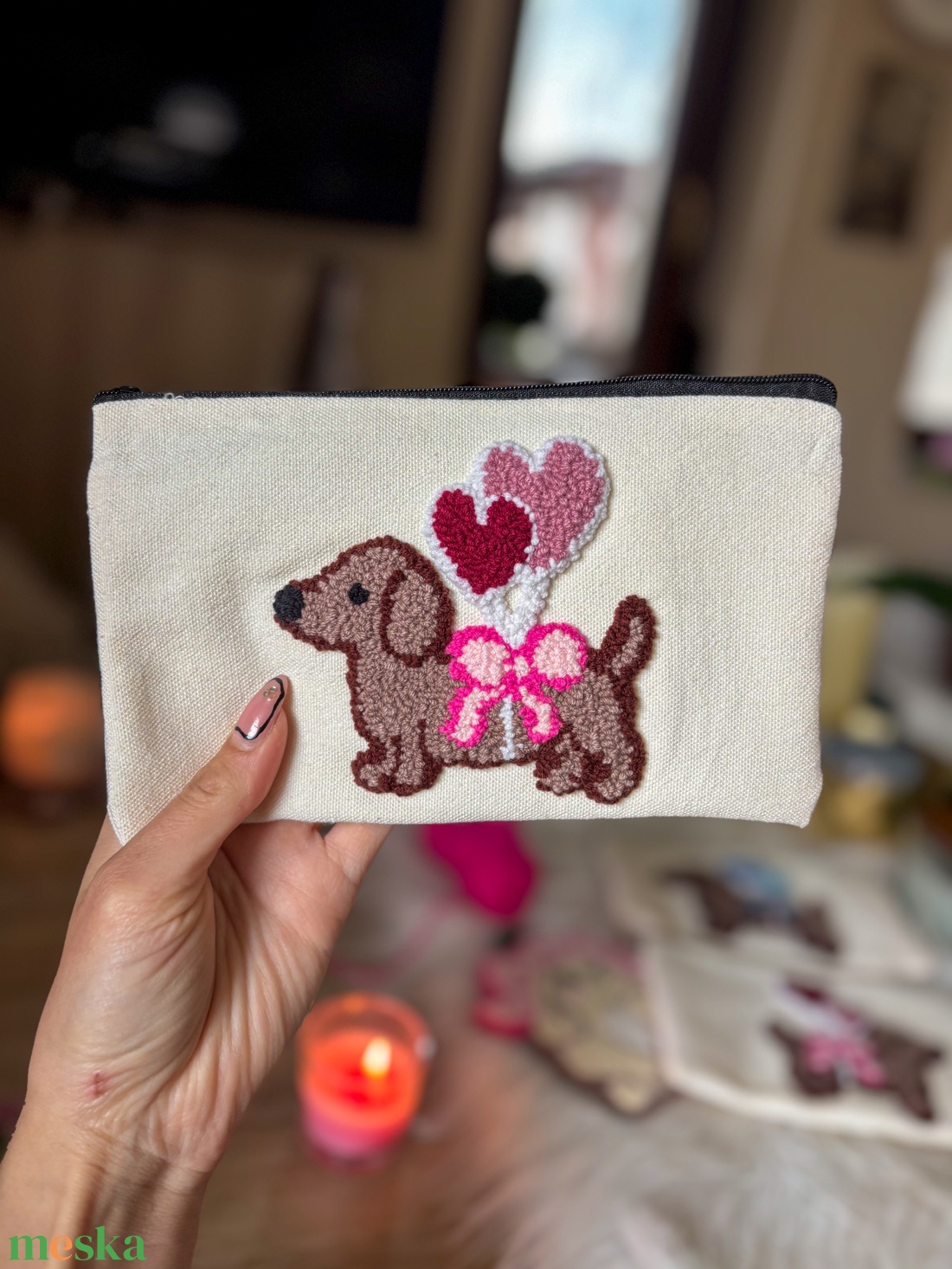 hímzett neszeszer, tacskó - otthon & életmód - dekoráció - asztal és polc dekoráció - asztaldísz - Meska.hu