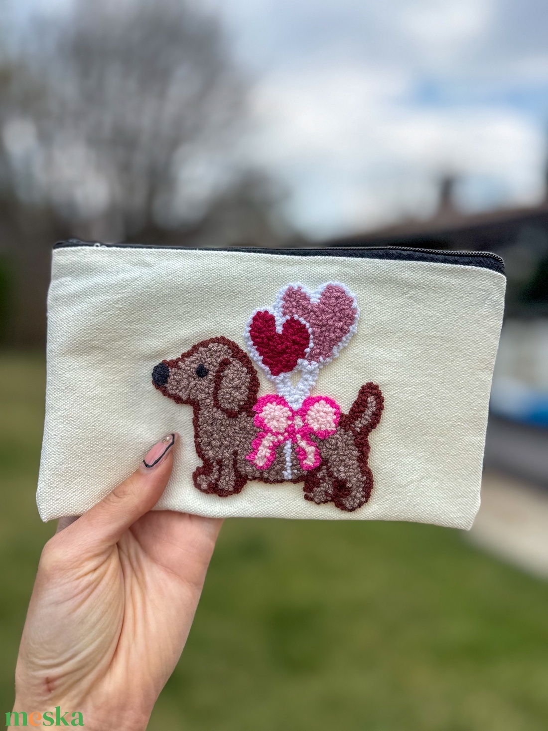 hímzett neszeszer, tacskó - otthon & életmód - dekoráció - asztal és polc dekoráció - asztaldísz - Meska.hu