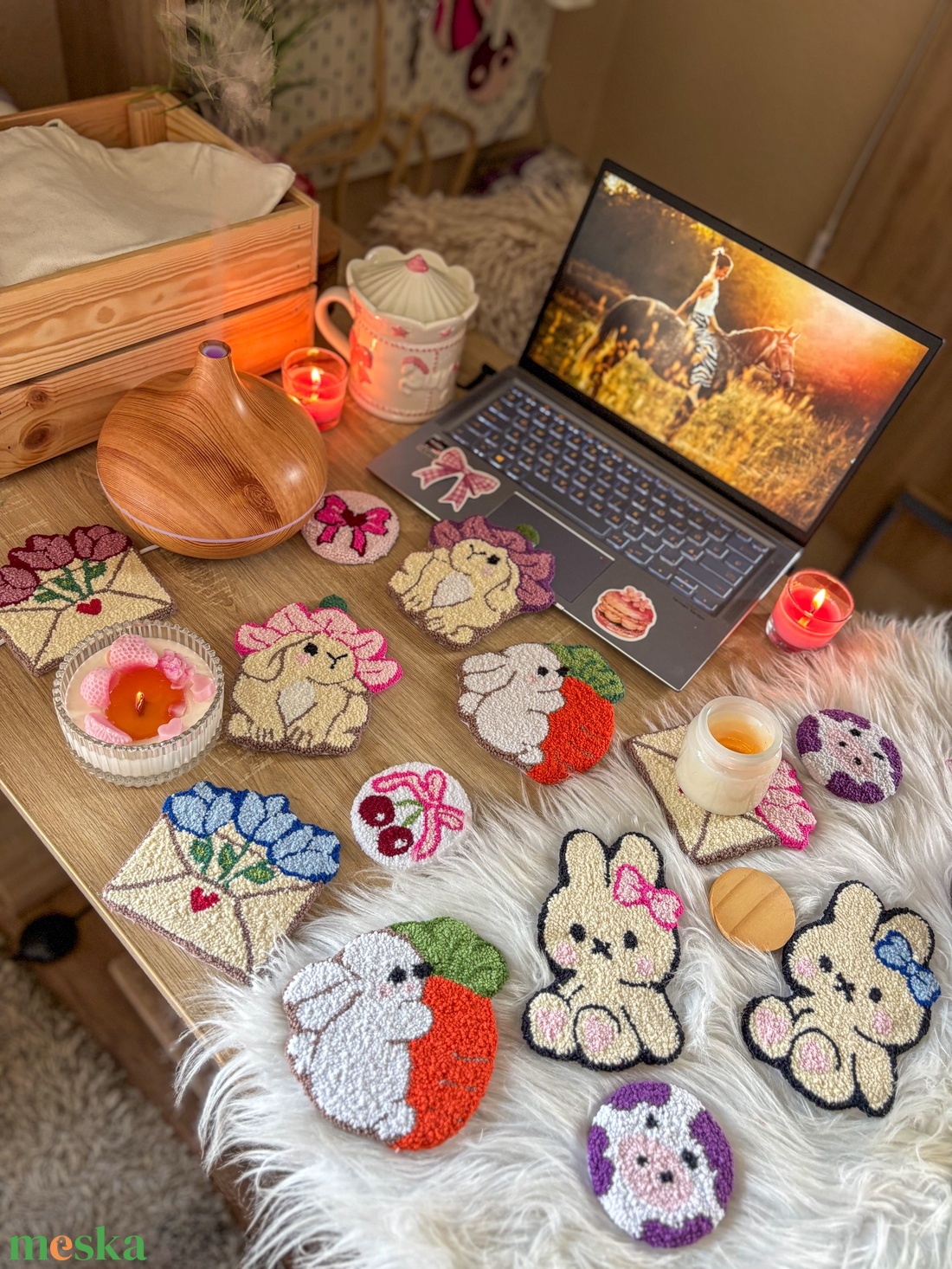 Hímzett poháralátét, kék tulipános levél  - otthon & életmód - konyhafelszerelés, tálalás - tálalás - tányér- és poháralátét - Meska.hu