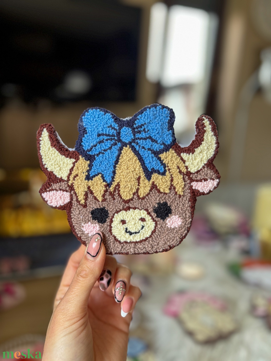 Hímzett poháralátét, kék masnis skót felföldi marha - otthon & életmód - konyhafelszerelés, tálalás - tálalás - tányér- és poháralátét - Meska.hu